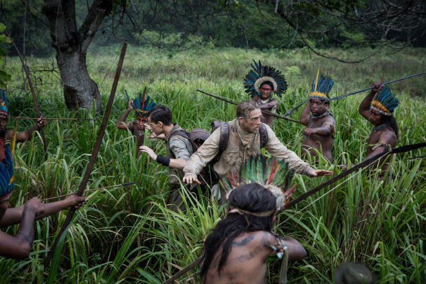 O ator Charlie Hunnam, ao centro, como o explorador britnico Percy Fawcett, em 'Z: A Cidade Perdida