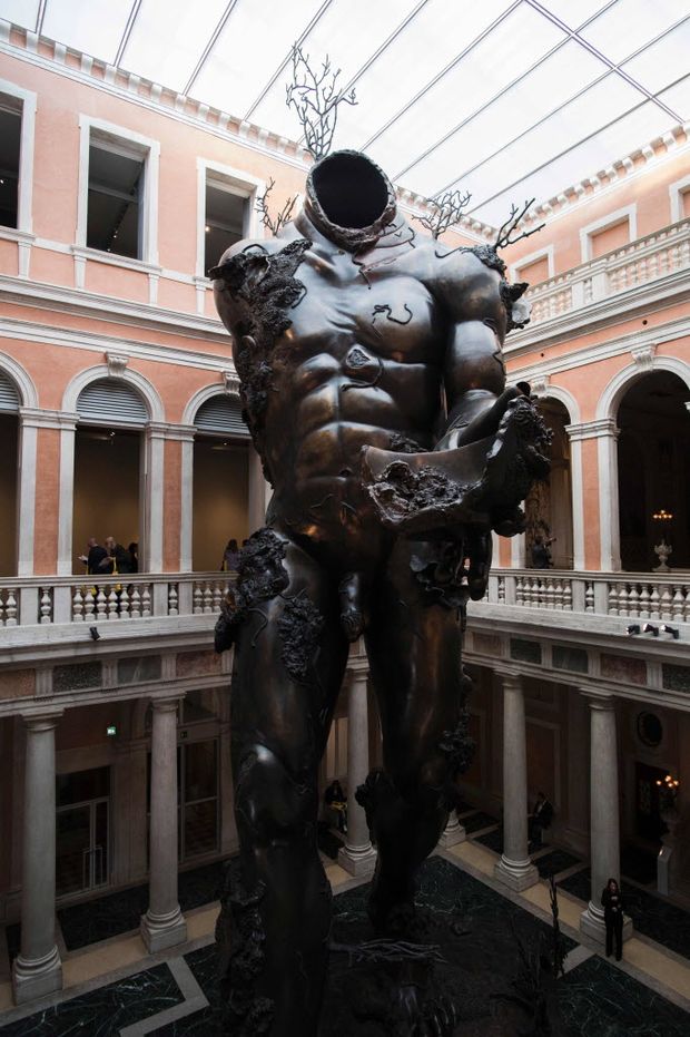 Demon with Bowl', escultura de Damien Hirst, no Palazzo Grassi, em Veneza 