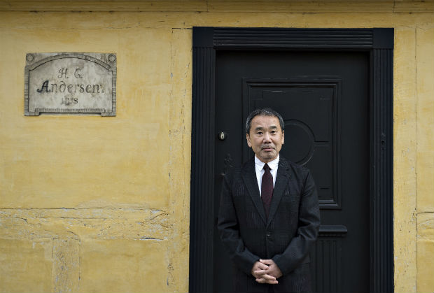 O escritor Haruki Murakami em frente  casa de Hans Christian Andersen na Dinamarca, em 2016