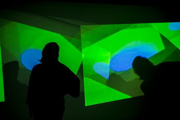 Instalao de Leonardo Crescenti e Rejane Cantoni na mostra 'Conscincia Ciberntica', no Ita Cultural 