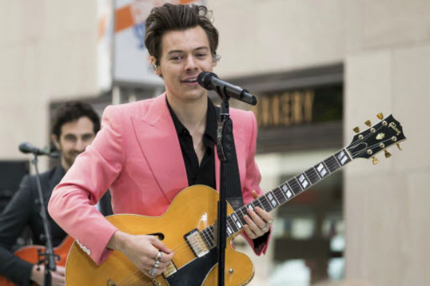 Harry Styles durante performance no show da NBC no Rockefeller Plaza em Nova York