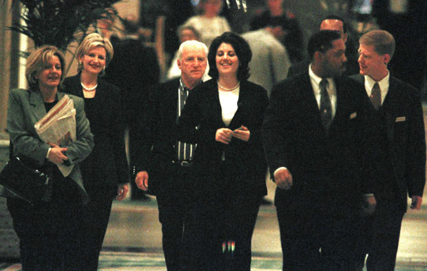 Monica Lewinsky (centro) no corredor principal do hotel Mayflower Hotel, em Washington