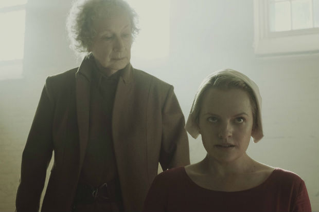 A escritora Margaret Atwood (ao fundo) com Elizabeth Moss em cena de "The Handmaid's Tale", adaptao do livro "O Conto da Aia"