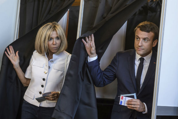Emmanuel Macron e a mulher, Brigitte, deixam cabine de votao da eleio legislativa em Le Touquet