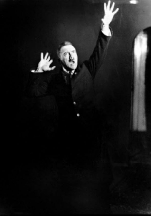 Em 1933, lder nazista Adolf Hitler (1889-1945) treina seus discursos em frente ao espelho