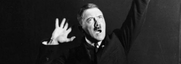 Adolf Hitler ensaia discurso diante do espelho 