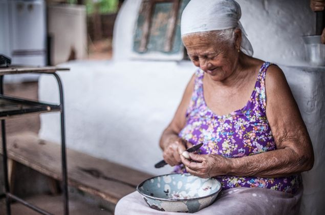 Maria de Jesus da Costa, 80, dedica parte de seu dia no preparo da paoca de pilo