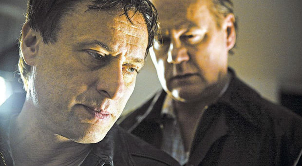 0s atores Michael Nyqvist e Peter Haber em cena de filme 'Millennium' (2008), do diretor Niels Arden Oplev