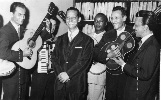 Orlando Silva (ao centro) se apresenta na cidade de Santos, no litoral paulista, em 1960