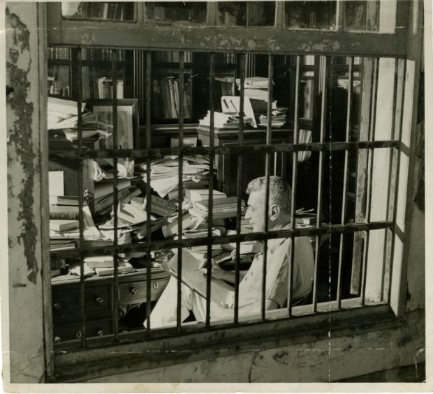 ORG XMIT: 214701_0.tif RECIFE, PE, BRASIL, 07-07-1952: O sociólogo Gilberto Freyre na biblioteca de sua casa no bairro de Apipucos, em Recife, em 1952. (Foto: Acervo UH/Folhapress)