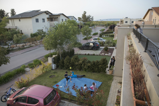Ambiente de um kibutz, comunidades coletivas em que a propriedade e a produo pertenceriam a todos, em Israel
