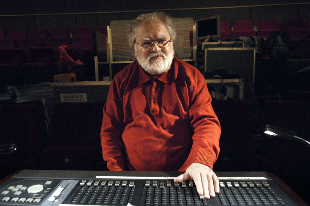 O compositor Pierre Henry trabalhando em estdio em Paris, em 2007
