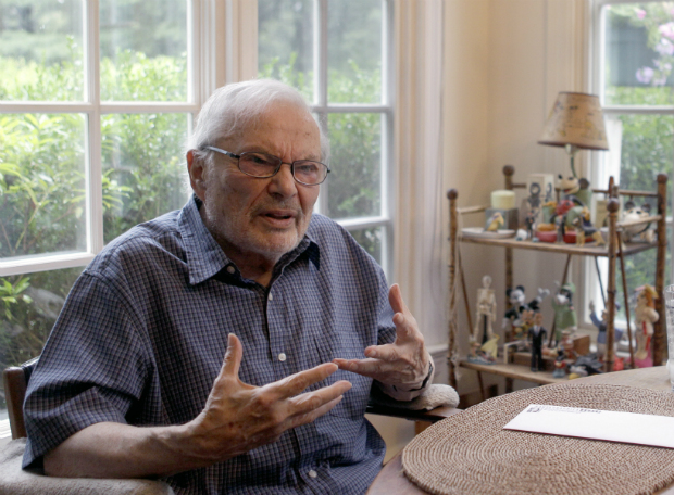 O fotgrafo e escritor Maurice Sendak, durante uma entrevista em sua casa em Ridgefield, Connecticut. *** FILE - In this Sept. 6 2011 file photo, children's book author Maurice Sendak is photographed doing an interview at his home in Ridgefield, Conn. Sendak died last May at age 83 after years of health problems, but had managed to finish 