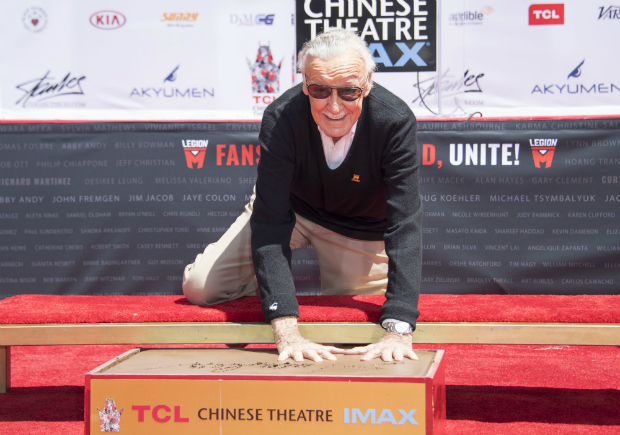 Stan Lee coloca mos no cimento no TCL Chinese Theatre, em Los Angeles, nesta quarta (18)