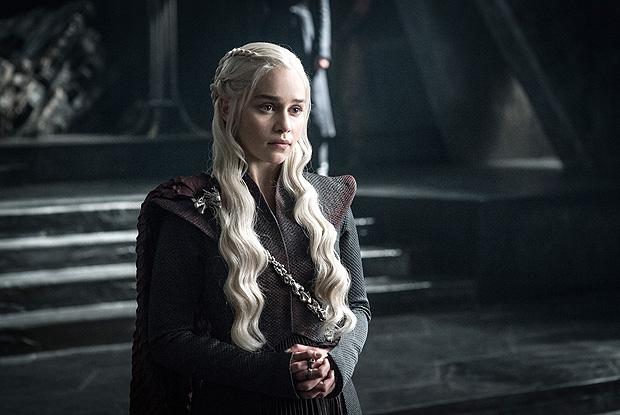 Emilia Clarke como Daenerys Targaryen em cena da nova temporada de 'Game of Thrones