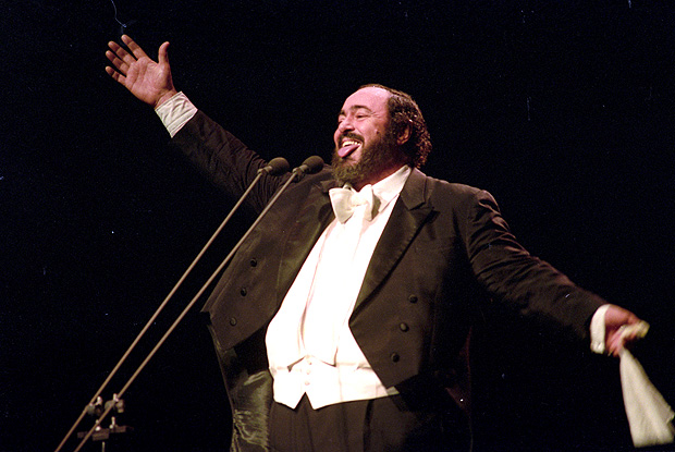 O tenor Luciano Pavarotti durante apresenta��o em 1991
