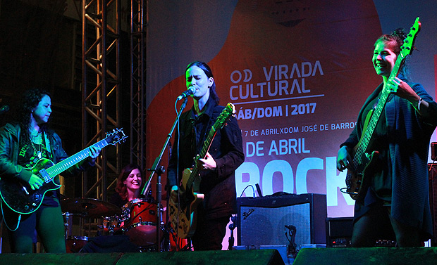 Banda de punk Dominatrix tocando na Virada Cultural de 2017