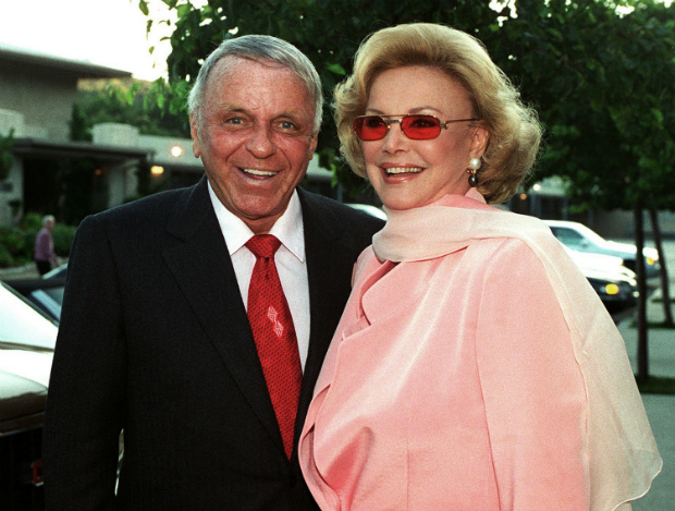 Barbara e Frank Sinatra renovam os votos matrimoniais em 1996, na Califórnia