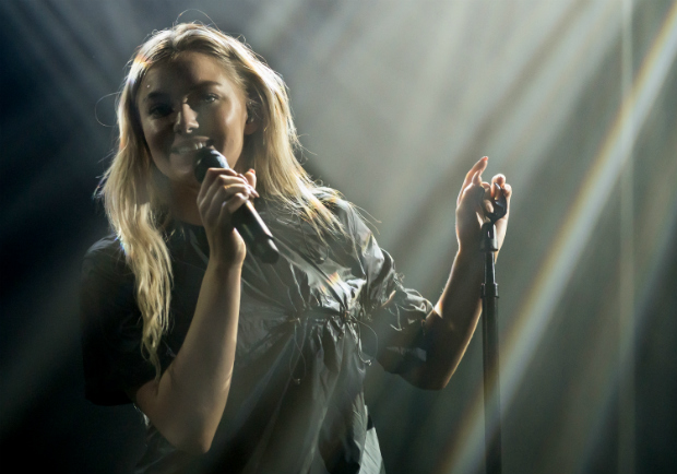 A norueguesa Astrid S em show no Troubadour, em Los Angeles, em maio de 2017
