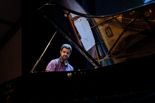 O pianista Andr Mehmari se apresenta na abertura da 15 Flip