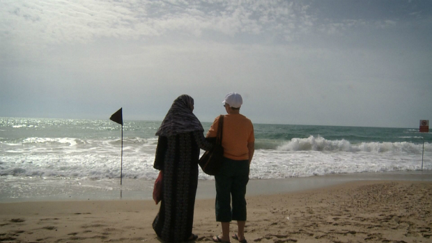 Palestina e israelense em praia de Tel Aviv em cena do documentrio 'Hotel Everest