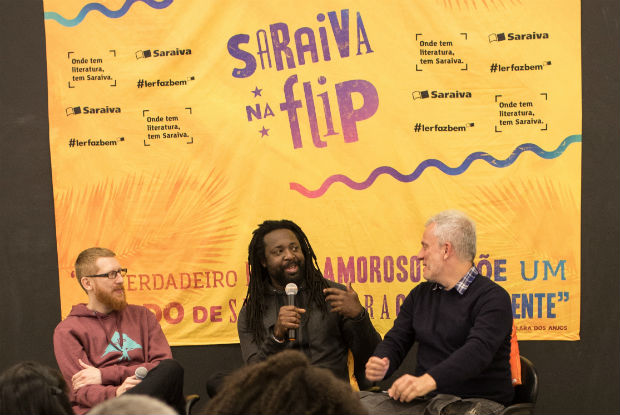 André Czarnobai, Marlon James (ao centro) e o jornalista Álvaro Pereira Júnior em debate pós-Flip