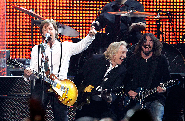 Paul McCartney e Dave Grohl tocando juntos em show do Foo Fighters, em 2012