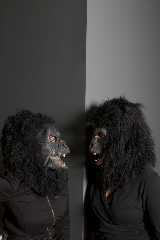 Duas das integrantes mascaradas do coletivo feminista Guerrilla Girls