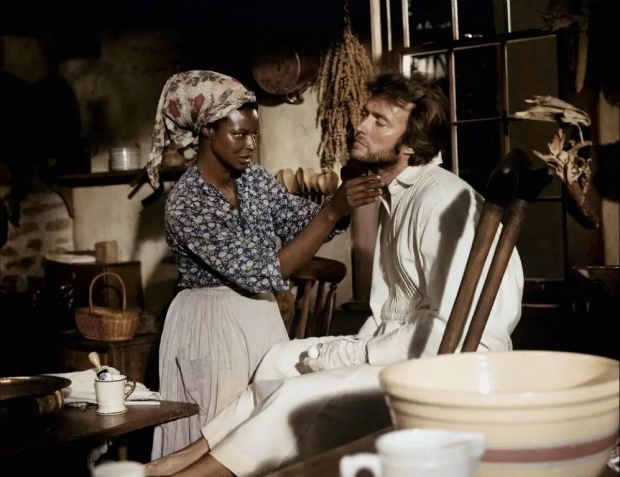 A escrava Hallie (Mae Mercer) e o soldado John (Clint Eastwood) em 'O Estranho que Ns Amamos' (1971)