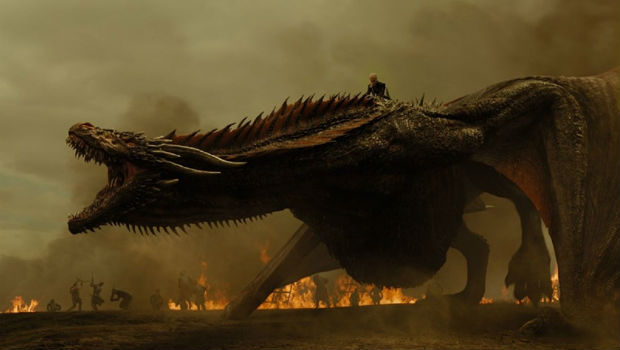 A personagem Daenerys e o dragão Dracarys, em cena do episódio 'The Spoils of War