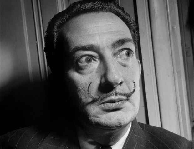 O artista surrealista Salvador Dalí em foto tirada na década de 1950