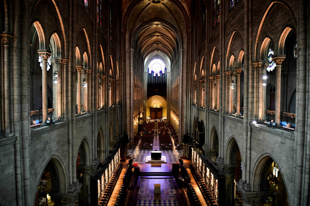Viso do interior da catedral de Notre Dame, em Paris