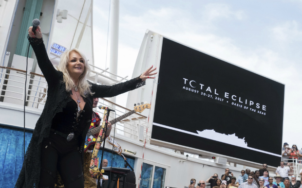 Bonnie Tyler durante a apresentao da msica 'Total Eclipse of the Heart' a bordo de cruzeiro martimo