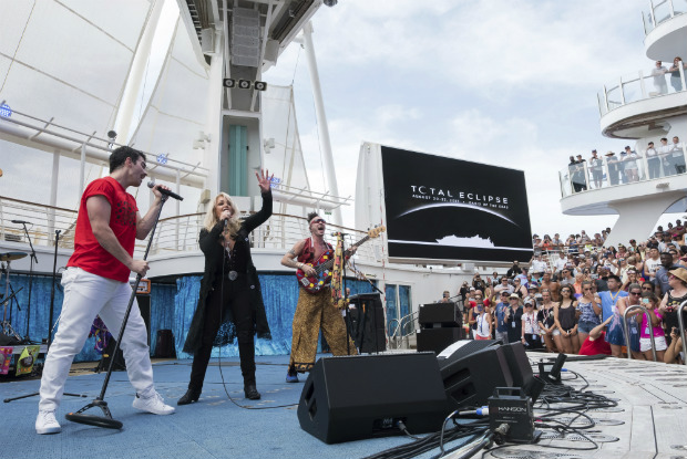Bonnie Tyler e a banda DNCE durante a performance da msica 'Total Eclipse of the Heart a bordo de um cruzeiro martimo