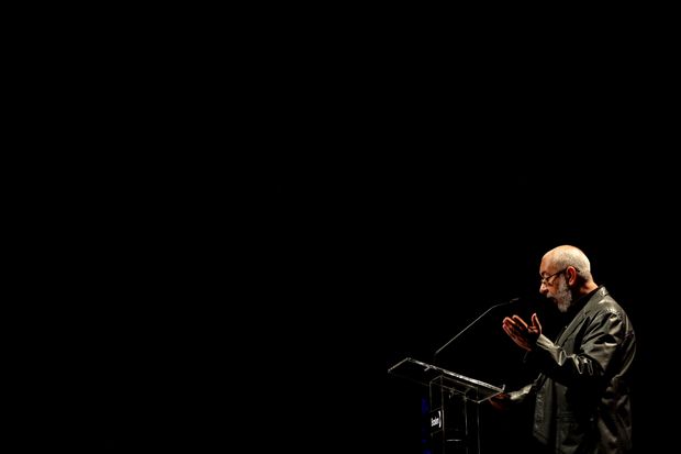 O escritor cubano Leonardo Padura durante sua fala no Fronteiras do Pensamento