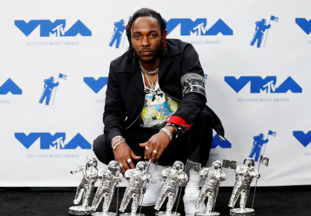 O rapper Kendrick Lamar com seus prmios no VMA 2017