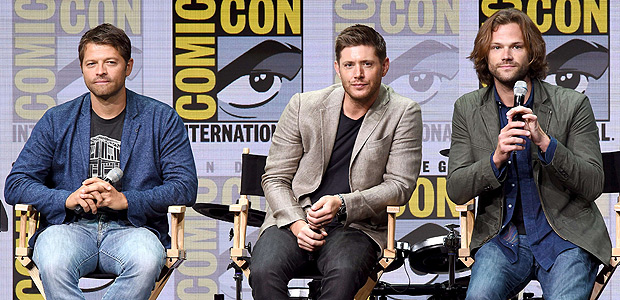 Os atores Misha Collins, Jensen Ackles e Jared Padalecki durante a Comic-Con em 2017