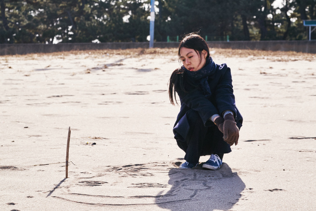 Kim Min-hee como Younghee em cena do filme 'Na Praia  Noite Sozinha