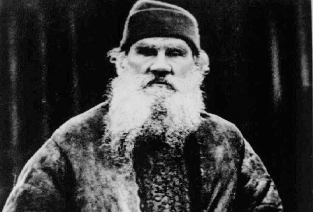 O escritor russo Tolsti em foto vestido de campons