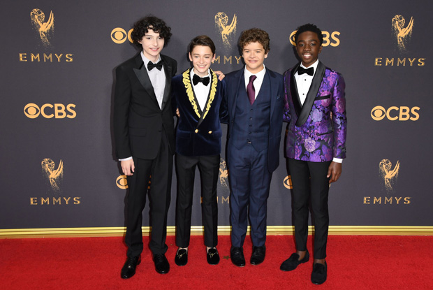 Atores Finn Wolfhard, Noah Schnapp, Gaten Matarazzo, and Caleb McLaughlin no 69 Emmy Awards no Teatro Microsoft 