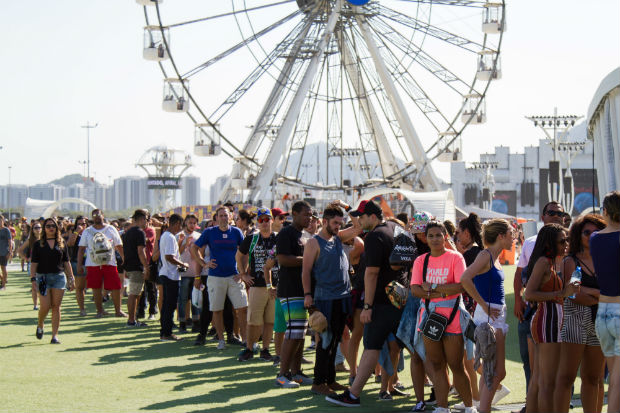 Pblico enfrenta longas para passeio em roda-gigante no Rock in Rio 