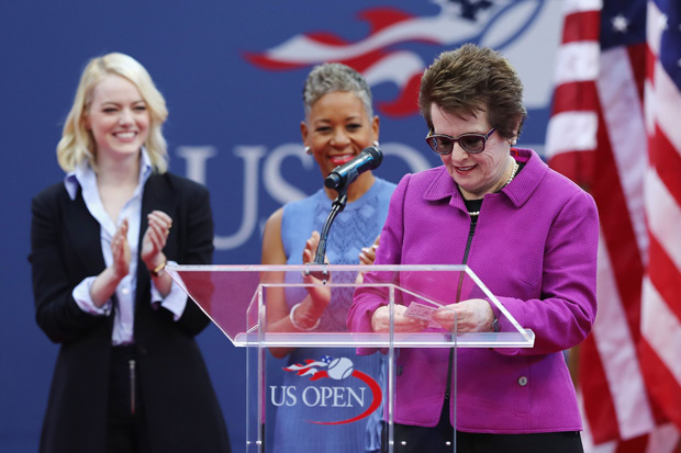 NEW YORK, NY - SEPTEMBER 09: Emma Stone, USTA President Katrina Adams, and Billie Jean King speak before the Women's Singles finals match on Day Thirteen of the 2017 US Open at the USTA Billie Jean King National Tennis Center on September 9, 2017 in the Flushing neighborhood of the Queens borough of New York City. Elsa/Getty Images/AFP == FOR NEWSPAPERS, INTERNET, TELCOS & TELEVISION USE ONLY ==