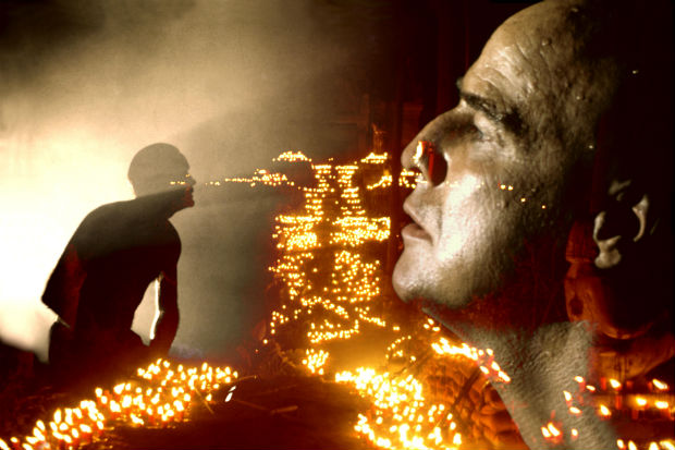 Montagem com duas cenas do filme "Apocalypse Now", dirigido por Francis Ford Coppola