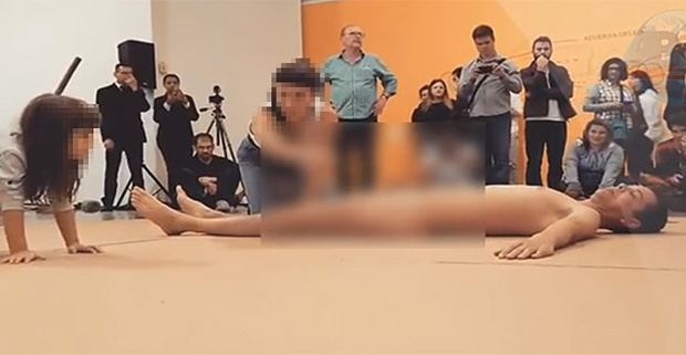 Criança interage com homem homem nu no Museu Arte Moderna de São Paulo