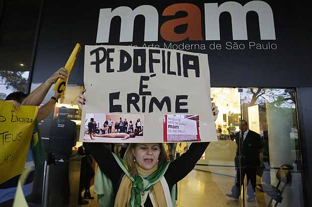 Mulher em protesto contra o MAM-SP no sbado (30)