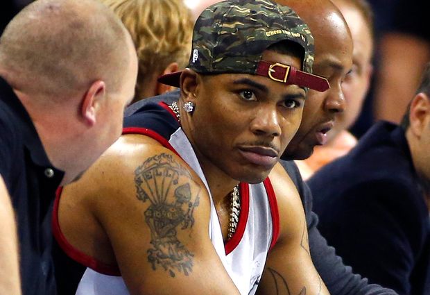 Nelly durante jogo de basquete em Charlotte, na Carolina do Norte, em 2013