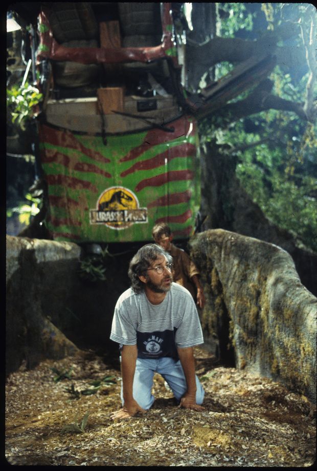 Steven Spielberg no set de Jurassic Park; cineasta  tema do documentrio 