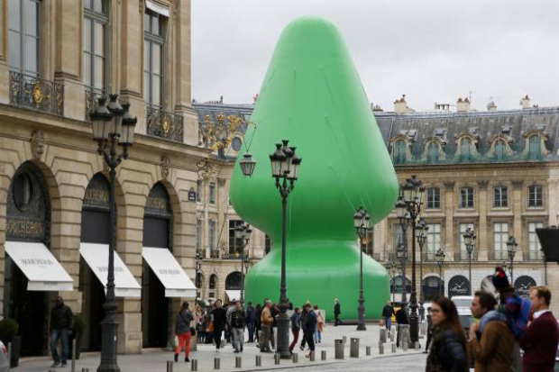 'Tree', escultura inflvel de 24 metros do americano Paul McCarthy, instalada na praa Vendme em Paris, em 2016