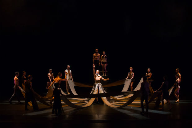 Cena de "Anatomia 01", coreografia de Francesca Harper para o Bale da Cidade de So Paulo 