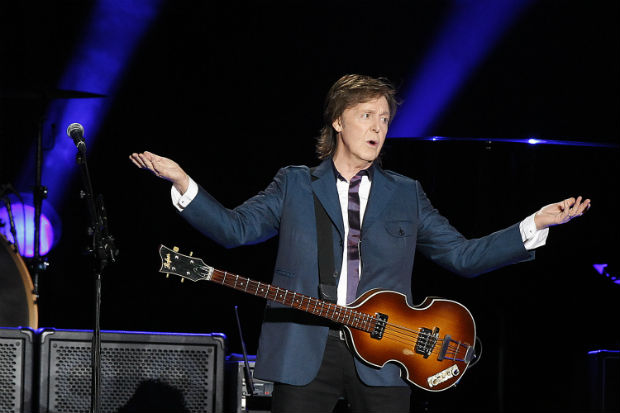 Paul McCartney brinca com a plateia em show em So Paulo, em 2014, no Allianz Parque